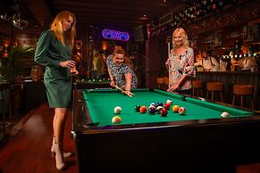 Carlton Oasis Hotel
