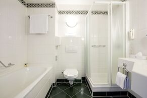 Carlton Oasis Hotel