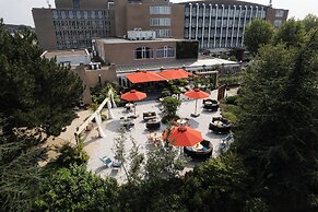 Carlton Oasis Hotel
