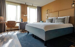 Carlton Oasis Hotel