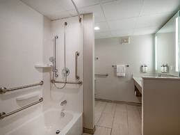 Holiday Inn Express & Suites Greensboro-(I-40 Wendover) by IHG