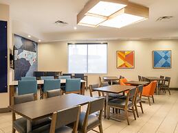 Holiday Inn Express & Suites Greensboro-(I-40 Wendover) by IHG
