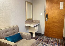 Travelodge by Wyndham Bloomington
