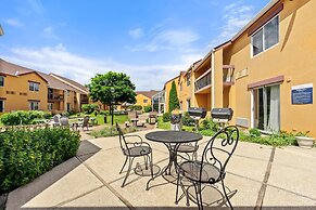 Chicago Club Inn & Suites