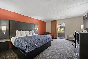 Chicago Club Inn & Suites