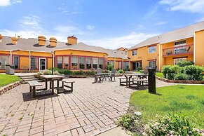 Chicago Club Inn & Suites