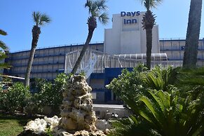 Days Inn by Wyndham Panama City Beach/Ocean Front