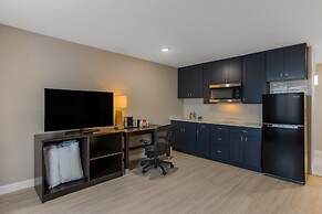 Orangewood Inn & Suites Kansas City Airport