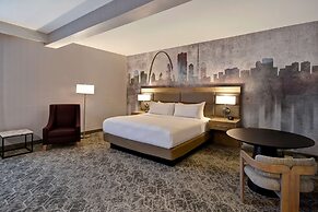 DoubleTree by Hilton St. Louis Airport