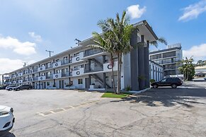 MC Pacific Inn & Suites