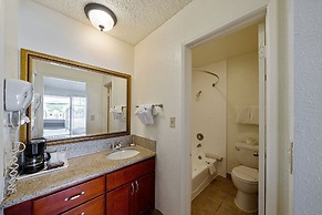 MC Pacific Inn & Suites