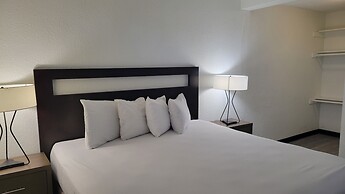 MC Pacific Inn & Suites