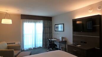 Holiday Inn Express & Suites Oceanfront, an IHG Hotel