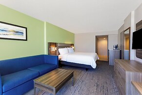 Holiday Inn Express & Suites Oceanfront by IHG