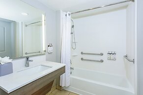 Holiday Inn Express & Suites Oceanfront by IHG