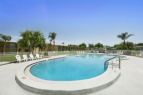 Howard Johnson by Wyndham Winter Haven FL