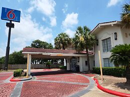 Motel 6 Baytown, TX - Garth Rd