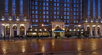 Amway Grand Plaza, Curio Collection by Hilton