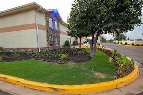 Days Inn & Suites by Wyndham Commerce