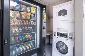 Days Inn & Suites by Wyndham Commerce