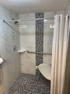 Days Inn & Suites by Wyndham Commerce