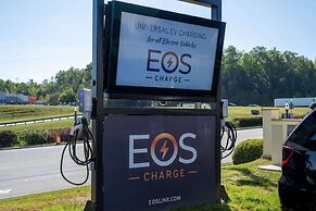 Days Inn & Suites by Wyndham Commerce