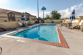 Days Inn & Suites by Wyndham Commerce