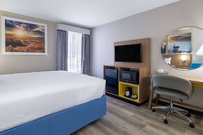 Days Inn & Suites by Wyndham Commerce