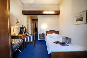International au Lac Historic Lakeside Hotel