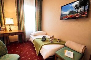 International au Lac Historic Lakeside Hotel