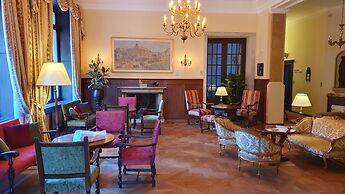 International au Lac Historic Lakeside Hotel