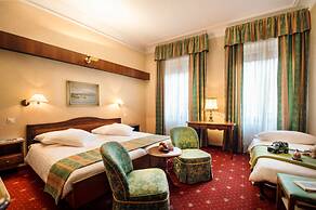 International au Lac Historic Lakeside Hotel