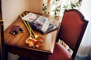 International au Lac Historic Lakeside Hotel