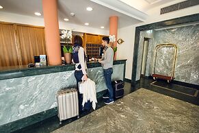International au Lac Historic Lakeside Hotel