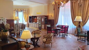 International au Lac Historic Lakeside Hotel