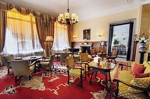 International au Lac Historic Lakeside Hotel