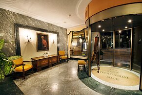 International au Lac Historic Lakeside Hotel