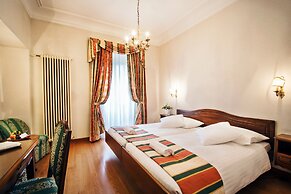 International au Lac Historic Lakeside Hotel