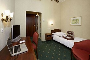 International au Lac Historic Lakeside Hotel
