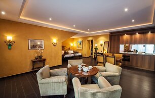 International au Lac Historic Lakeside Hotel