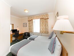 OYO Stade Court Hotel