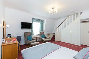 OYO Stade Court Hotel