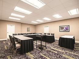 La Quinta Inn & Suites by Wyndham Cincinnati Sharonville