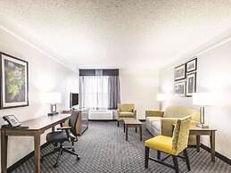 La Quinta Inn & Suites by Wyndham Cincinnati Sharonville