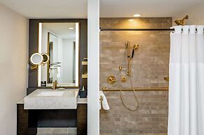 Hotel Fort Des Moines, Curio Collection by Hilton