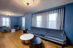 Hotel Fort Des Moines, Curio Collection by Hilton