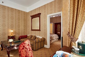 Queen Anne Hotel