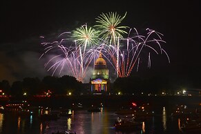 Holiday Inn Express Charleston-Civic Center by IHG