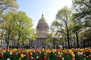 Holiday Inn Express Charleston-Civic Center by IHG