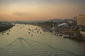 Holiday Inn Express Charleston-Civic Center by IHG